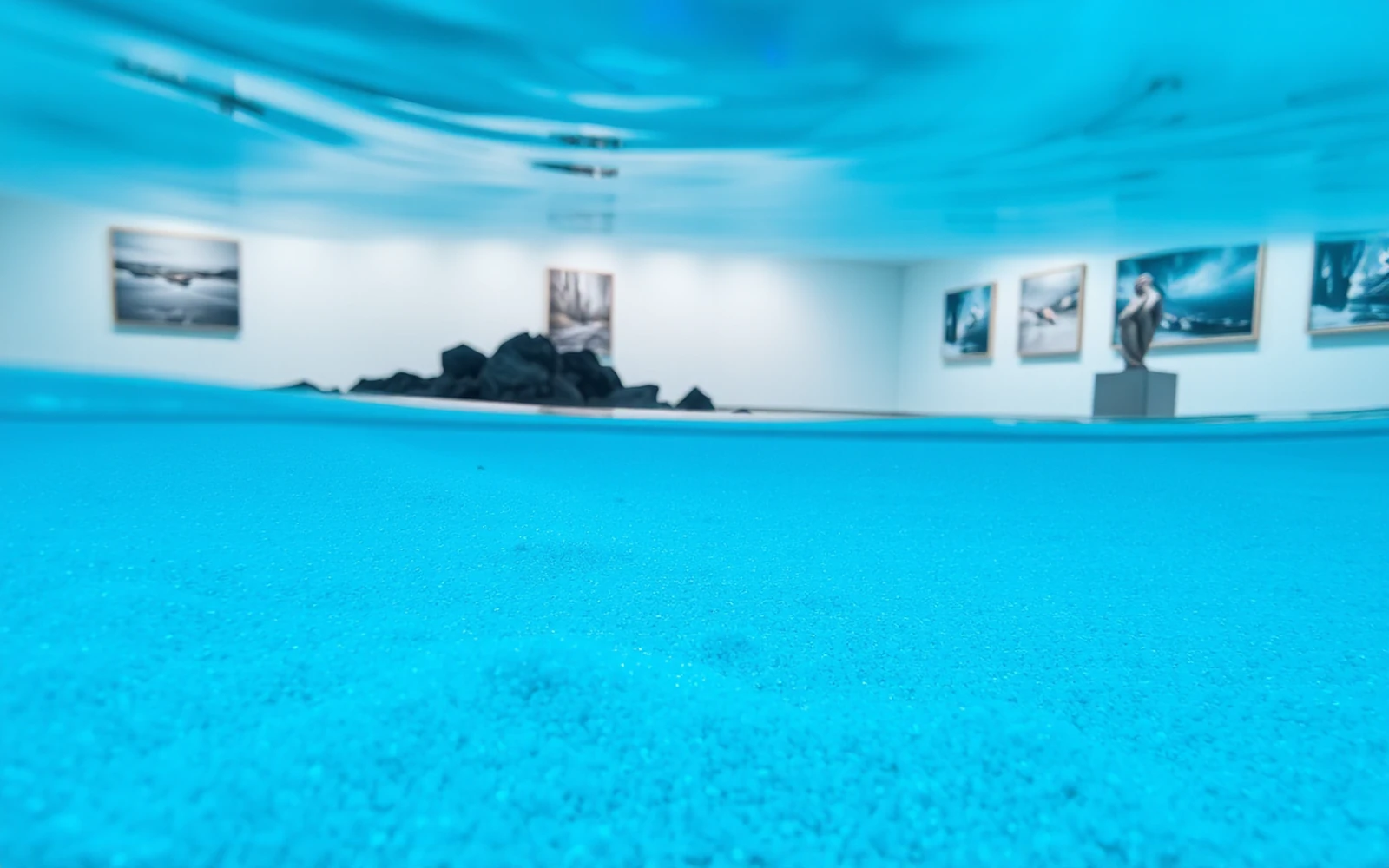MARCO、水中写真の新境地を披露する個展「still blue」を代官山で開催